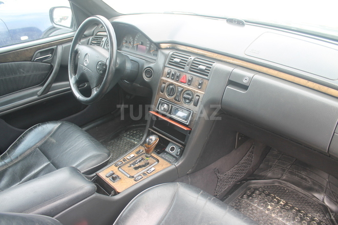 Mercedes E 270 2000, 300,000 km - 2.7 l - Bakı