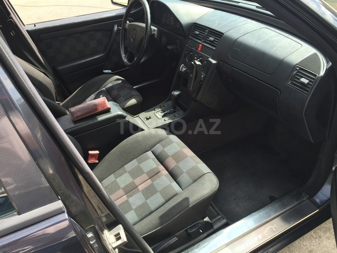 Mercedes C 220 1995, 198,456 km - 2.2 l - Bakı