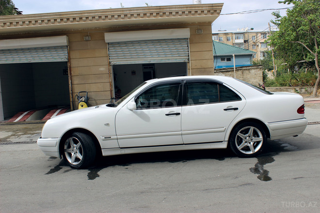Mercedes E 240 1999, 265,624 km - 2.4 l - Bakı