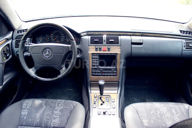 Mercedes E 240 1999, 265,624 km - 2.4 l - Bakı