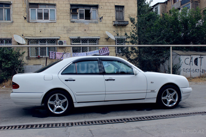 Mercedes E 240 1999, 265,624 km - 2.4 l - Bakı