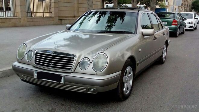 Mercedes E 220 1999, 235,000 km - 2.2 l - Bakı