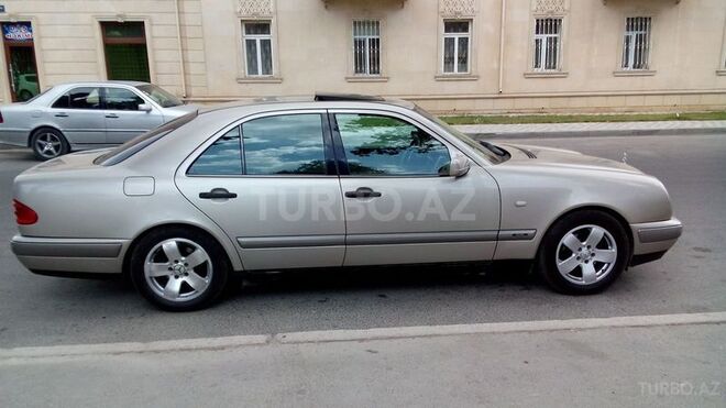 Mercedes E 220 1999, 235,000 km - 2.2 l - Bakı