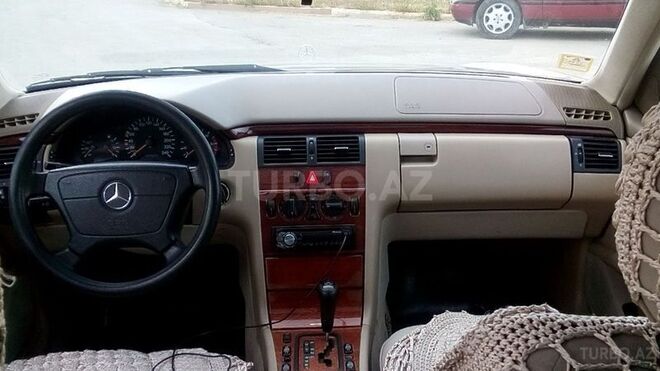 Mercedes E 220 1999, 235,000 km - 2.2 l - Bakı