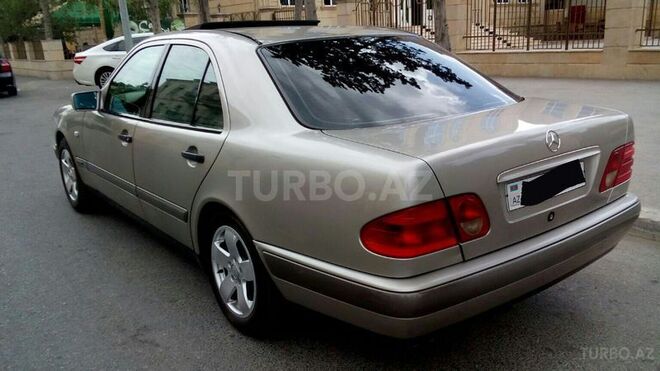 Mercedes E 220 1999, 235,000 km - 2.2 l - Bakı