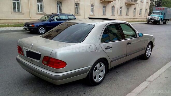 Mercedes E 220 1999, 235,000 km - 2.2 l - Bakı