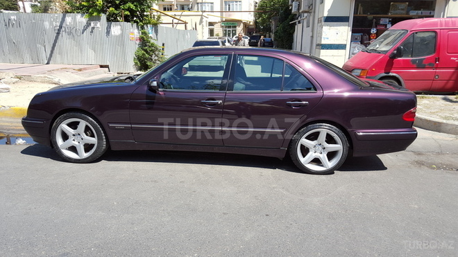 Mercedes E 220 2001, 215,000 km - 2.2 l - Bakı