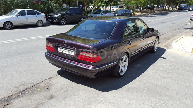 Mercedes E 220 2001, 215,000 km - 2.2 l - Bakı