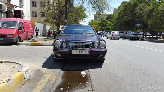 Mercedes E 220 2001, 215,000 km - 2.2 l - Bakı