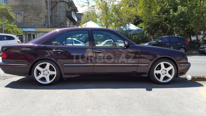 Mercedes E 220 2001, 215,000 km - 2.2 l - Bakı
