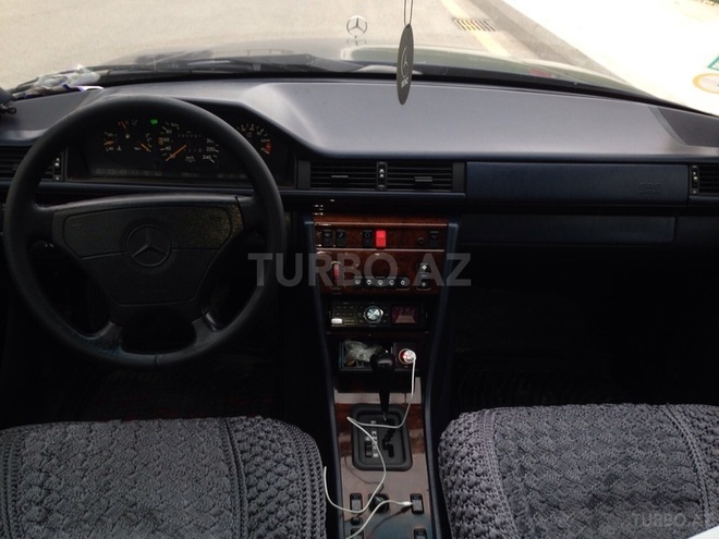 Mercedes E 220 1995, 320,000 km - 2.2 л - Bakı