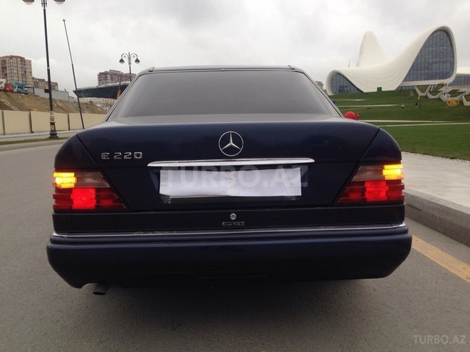 Mercedes E 220 1995, 320,000 km - 2.2 л - Bakı
