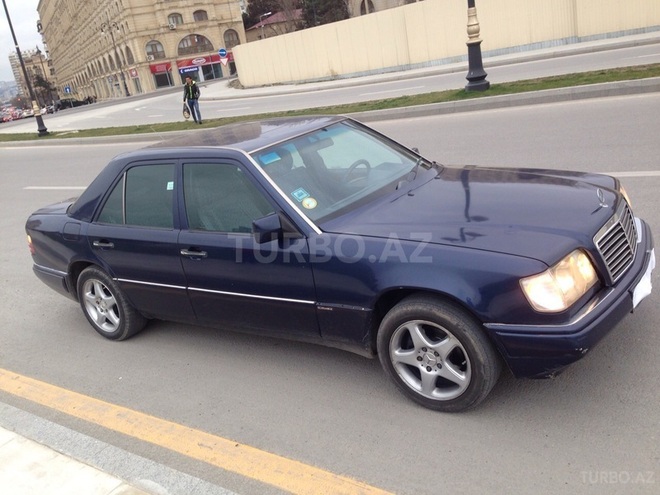 Mercedes E 220 1995, 320,000 km - 2.2 л - Bakı