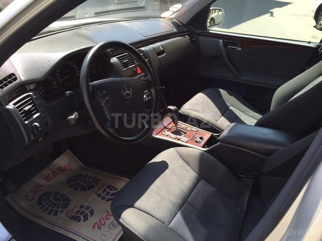 Mercedes E 220 2001, 370,000 km - 2.2 l - Bakı