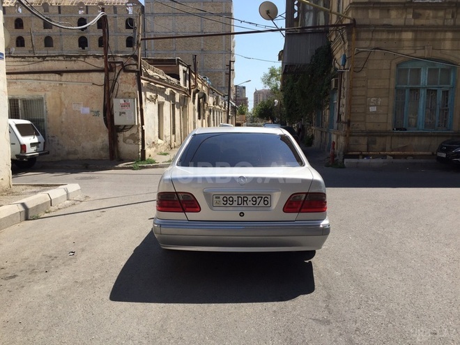 Mercedes E 220 2001, 370,000 km - 2.2 l - Bakı