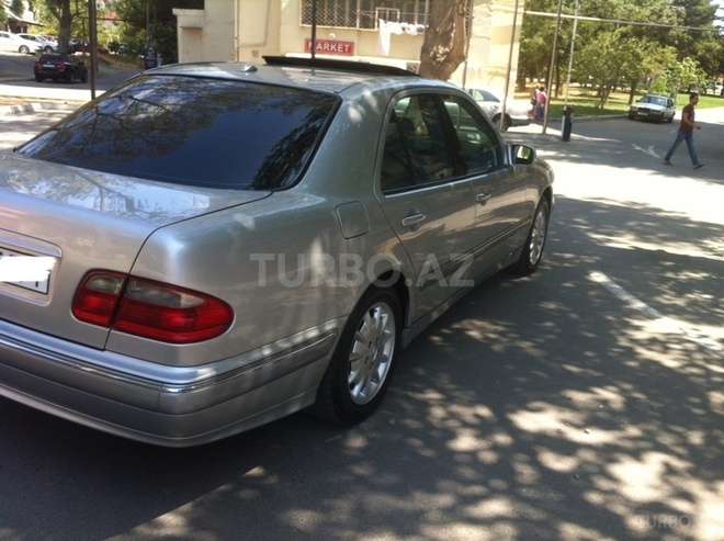 Mercedes E 240 2001, 179,000 km - 2.6 l - Bakı