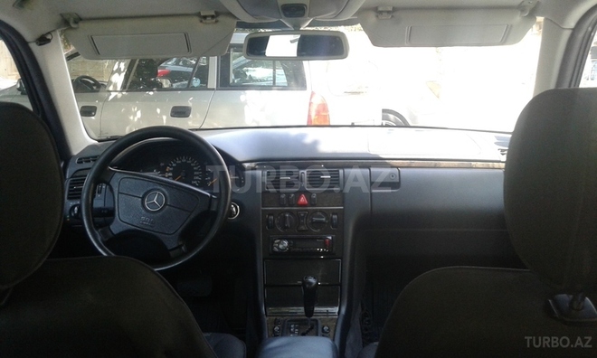 Mercedes E 220 1999, 300,000 km - 2.2 l - Bakı