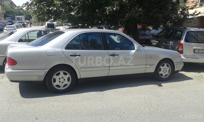 Mercedes E 220 1999, 300,000 km - 2.2 l - Bakı