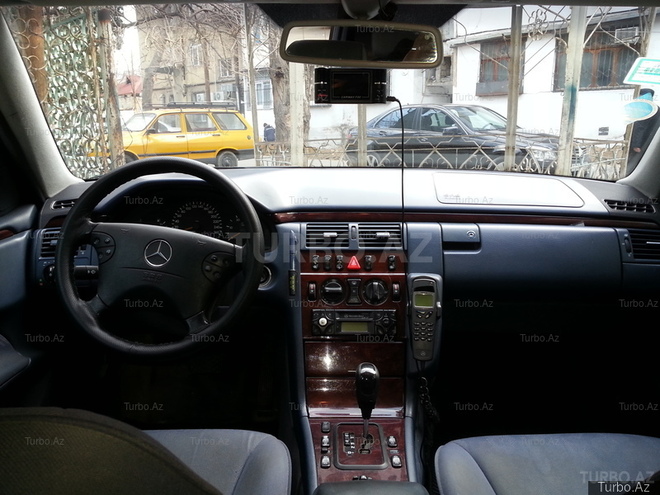 Mercedes E 220 2001, 280,000 km - 2.2 l - Bakı