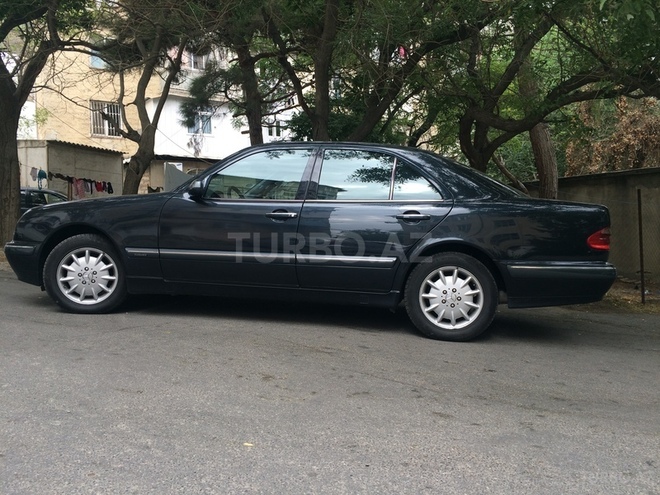 Mercedes E 220 2000, 178,500 km - 2.2 l - Bakı