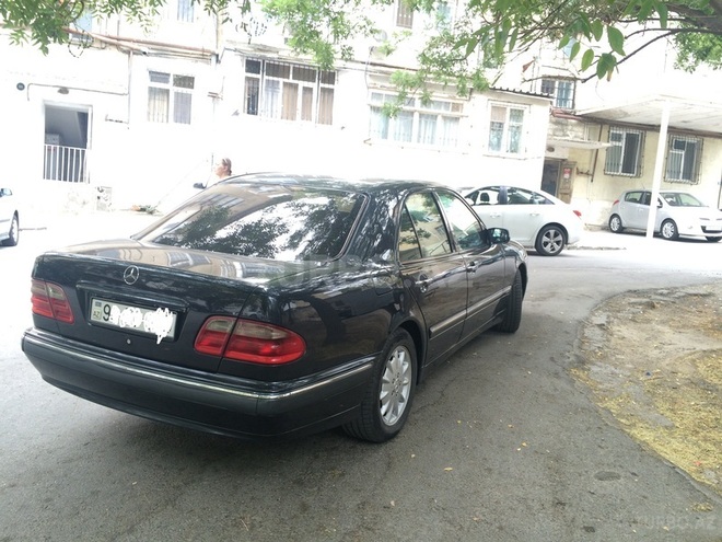 Mercedes E 220 2000, 178,500 km - 2.2 l - Bakı