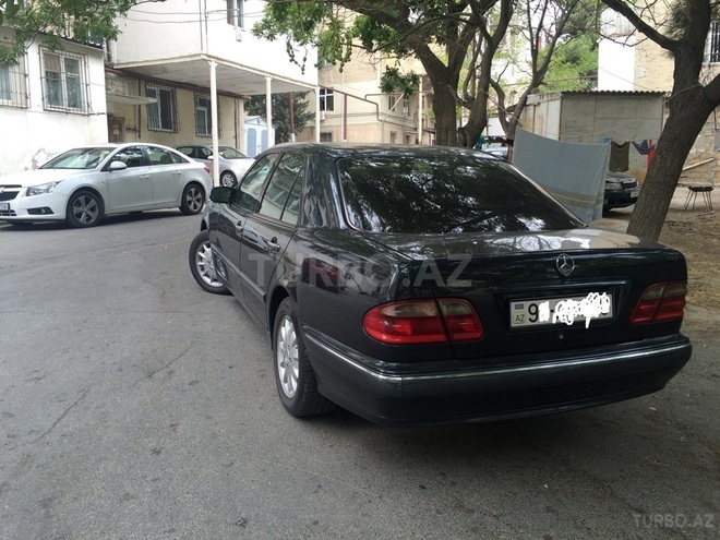 Mercedes E 220 2000, 178,500 km - 2.2 l - Bakı