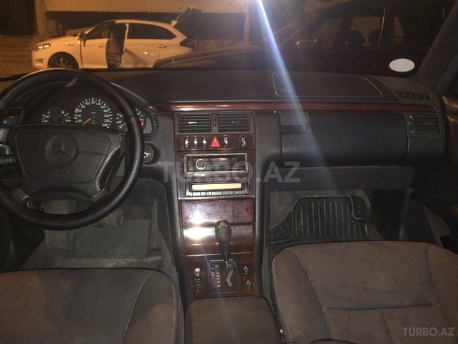 Mercedes E 230 1996, 291,000 km - 2.3 l - Bakı