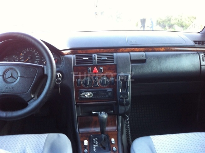 Mercedes E 220 1996, 167,544 km - 2.2 l - Bakı