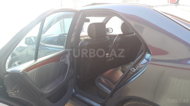 Mercedes E 240 1999, 195,600 km - 2.4 l - Bakı