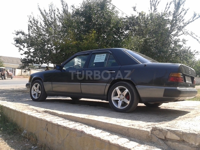 Mercedes E 250 1990, 195,000 km - 2.5 l - Bakı