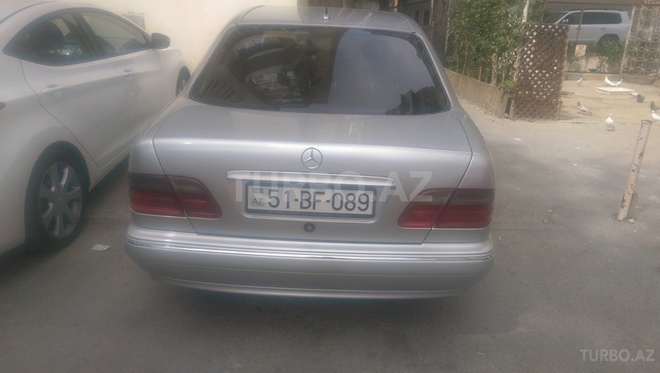 Mercedes E 220 2001, 230,000 km - 2.2 l - Bakı