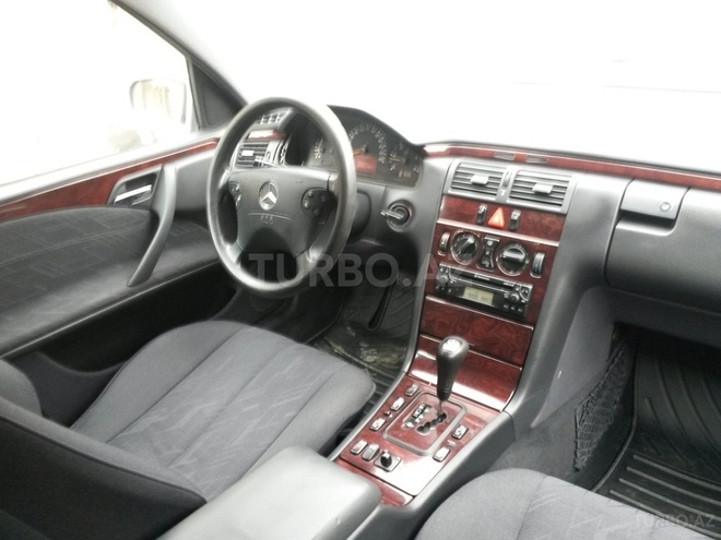 Mercedes E 220 1999, 291,000 km - 2.2 l - Bakı