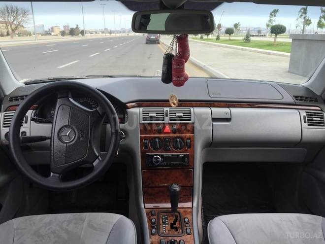 Mercedes E 240 1999, 241,000 km - 2.4 l - Bakı