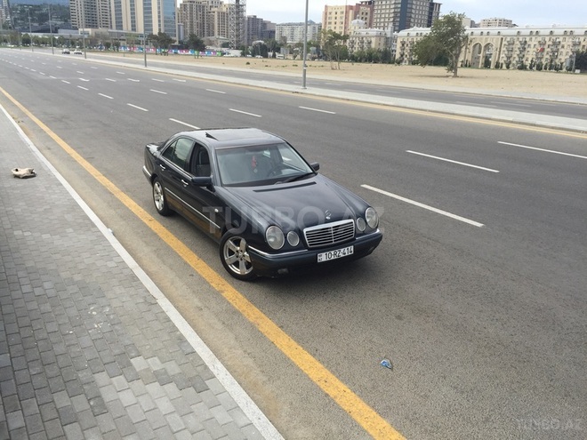 Mercedes E 240 1999, 241,000 km - 2.4 l - Bakı