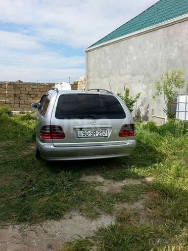 Mercedes E 220 2001, 218,000 km - 2.2 l - Bakı