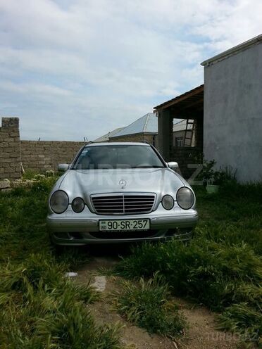 Mercedes E 220 2001, 218,000 km - 2.2 l - Bakı