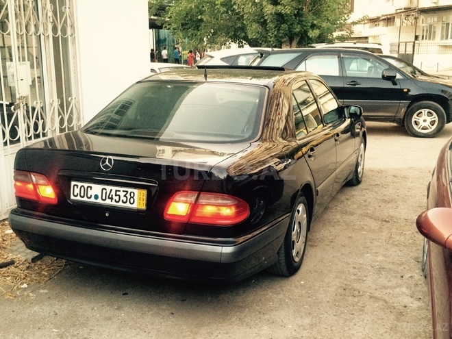 Mercedes E 220 2000, 278,000 km - 2.2 л - Bakı