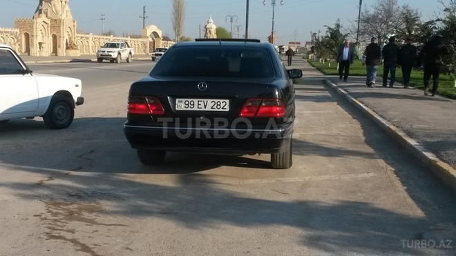 Mercedes E 220 2000, 279,000 km - 2.2 l - Bakı