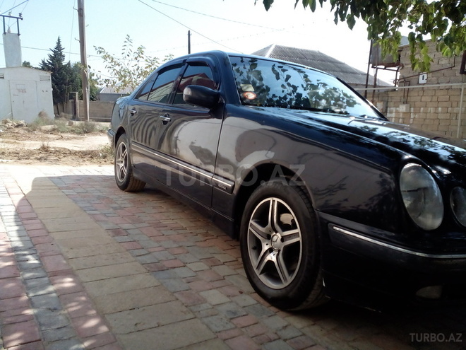 Mercedes E 220 2001, 212,000 km - 2.2 l - Bakı