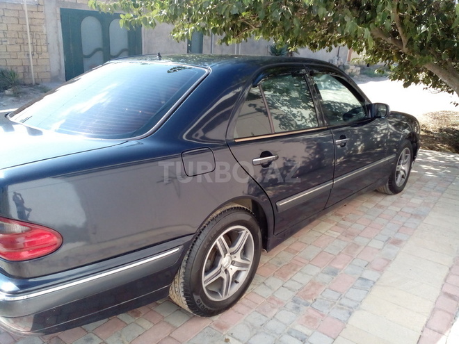 Mercedes E 220 2001, 212,000 km - 2.2 l - Bakı
