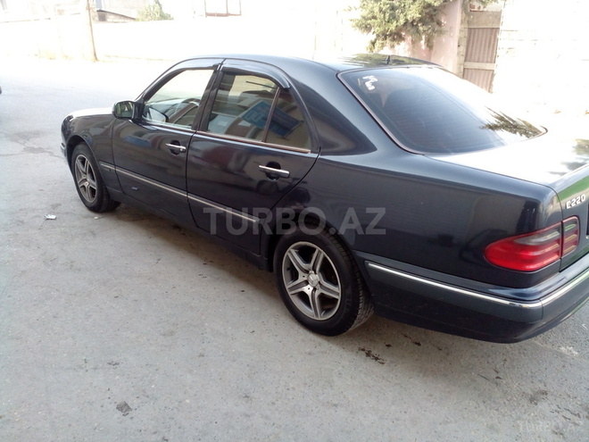 Mercedes E 220 2001, 212,000 km - 2.2 l - Bakı