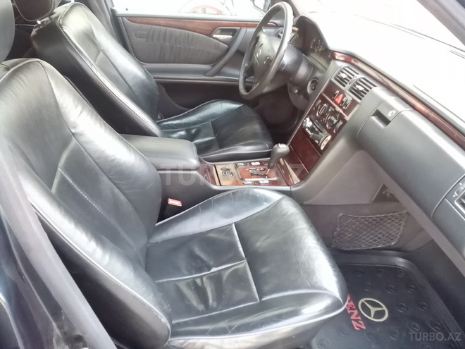 Mercedes E 220 2001, 212,000 km - 2.2 l - Bakı