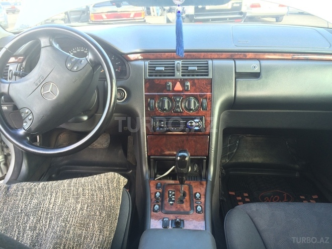 Mercedes E 220 2000, 247,500 km - 2.2 l - Bakı