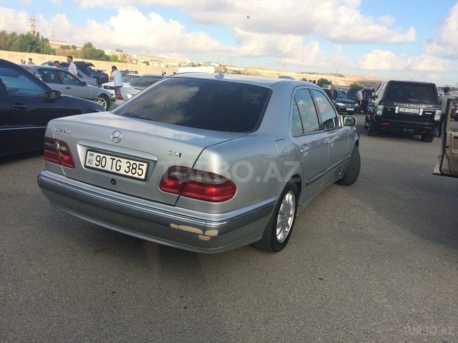 Mercedes E 220 2000, 247,500 km - 2.2 l - Bakı