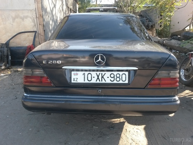 Mercedes E 280 1993, 310,000 km - 2.8 л - Bakı