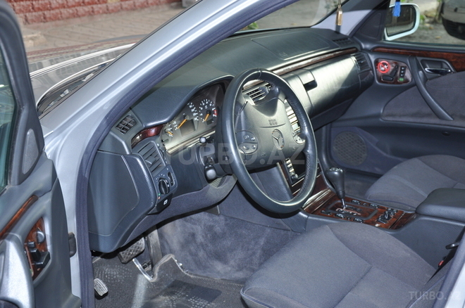 Mercedes E 240 1999, 138,000 km - 2.4 l - Bakı