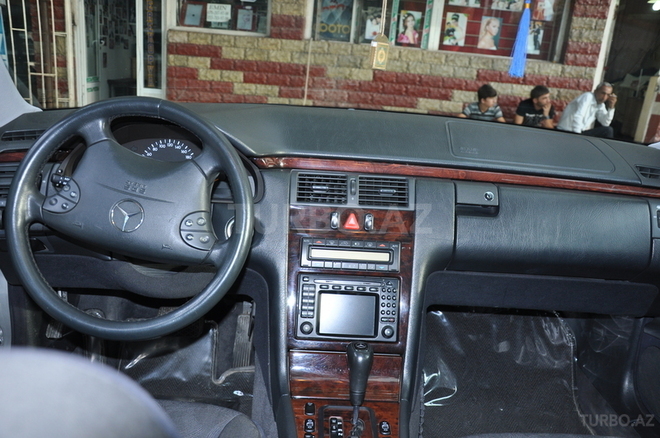 Mercedes E 240 1999, 138,000 km - 2.4 l - Bakı