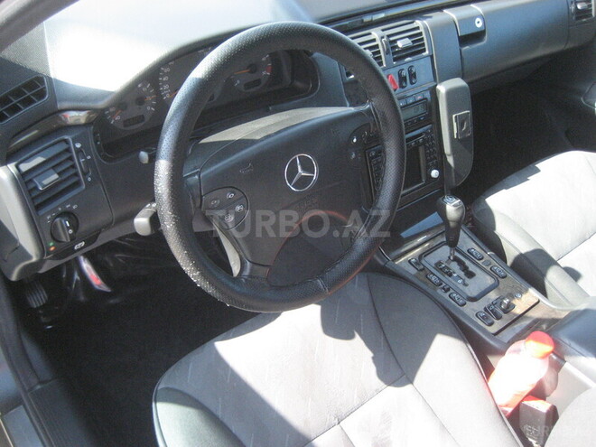 Mercedes E 220 2001, 191,000 km - 2.2 l - Bakı
