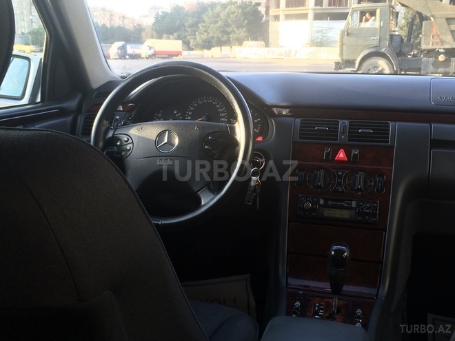 Mercedes E 220 2000, 237,500 km - 2.2 l - Bakı