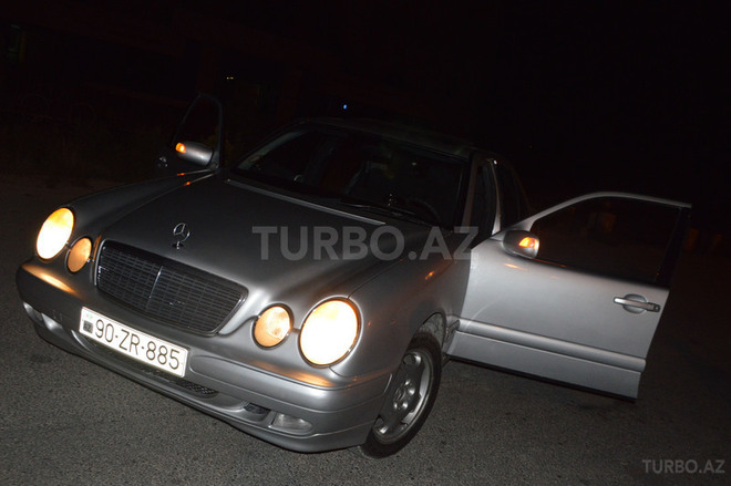 Mercedes E 220 2001, 296,000 km - 2.2 l - Bakı